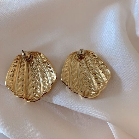 Vintage Gold Seashell Earrings - Picture 3 of 3